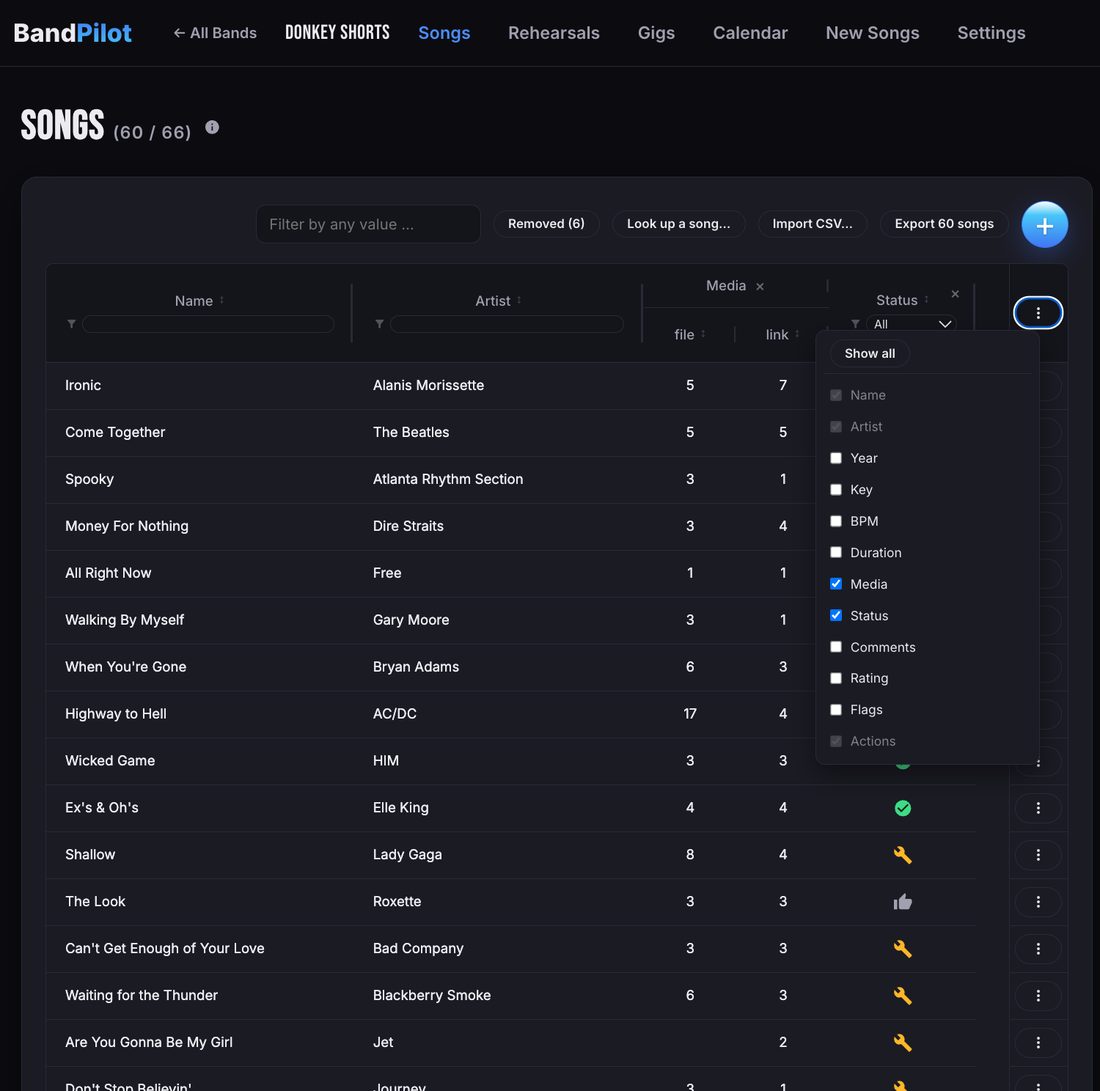 Songliste der Band in der Web-App mit Spalten für Künstler, Tonart, BPM, Medien und Status